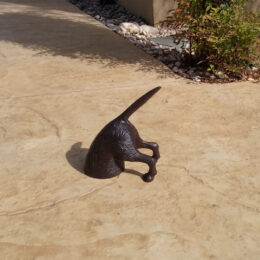 פסל נוי לגינה ממתכת "הכלב החופר"