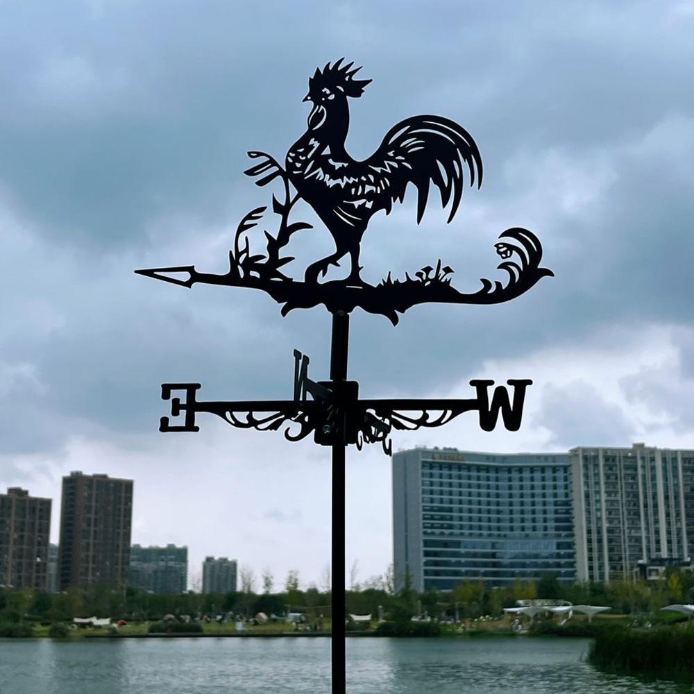 בסיס שבשבת רוחות תרנגול מברזל, עם חורים לקיבוע לקיר.